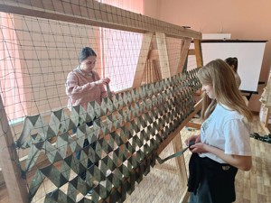 Великолукские студенты подключились к плетению маскировочных сетей для бойцов СВО