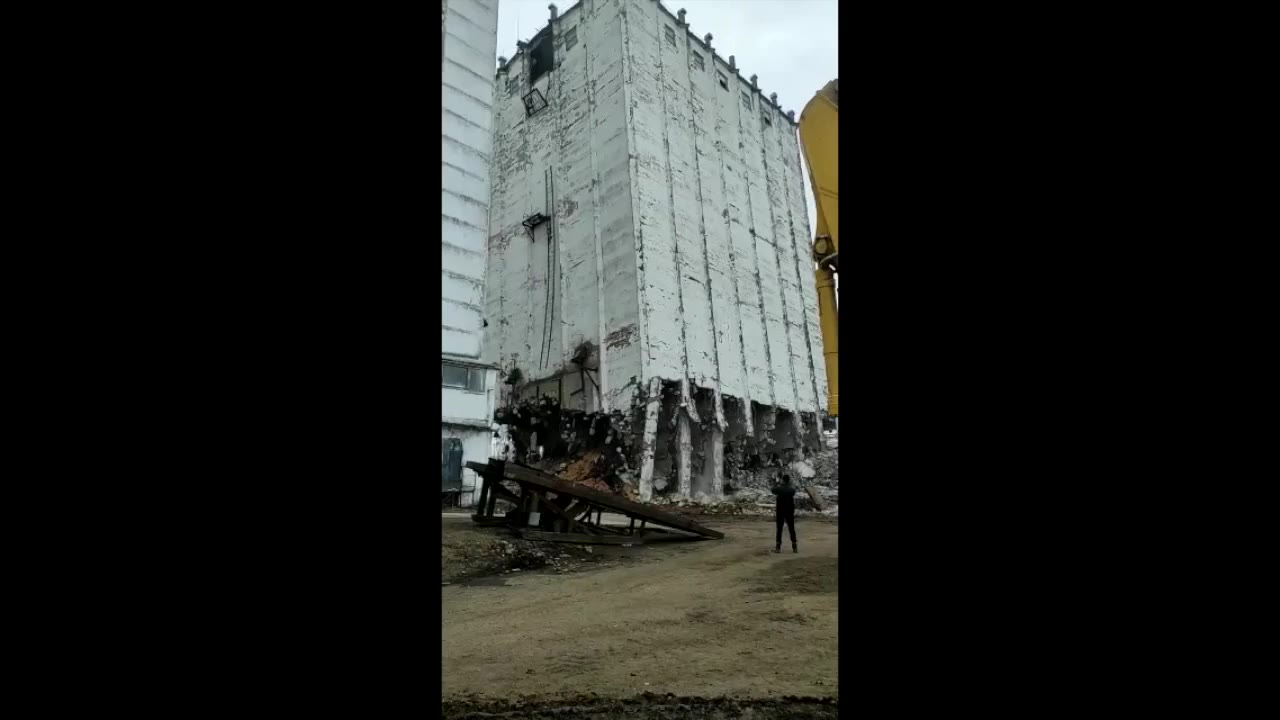 В распоряжение редакции Луки.ру попало видео сноса второго здания элеватора  – Новости – Великие Луки.ру