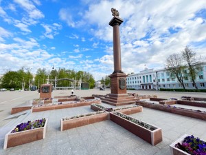 В Великих Луках на территории стелы «Город воинской славы» появились клумбы с цветами