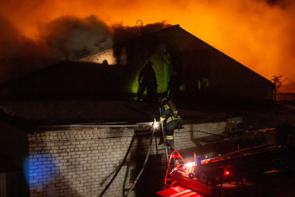 7 человек тушили пожар на проспекте Гагарина – Новости – Великие Луки.ру