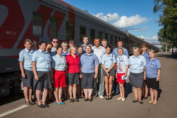 Rzd работникам. Сотрудники ОАО РЖД. ОАО РЖД Брянск. Работники железной дороги. Сотрудник РЖД на станции.