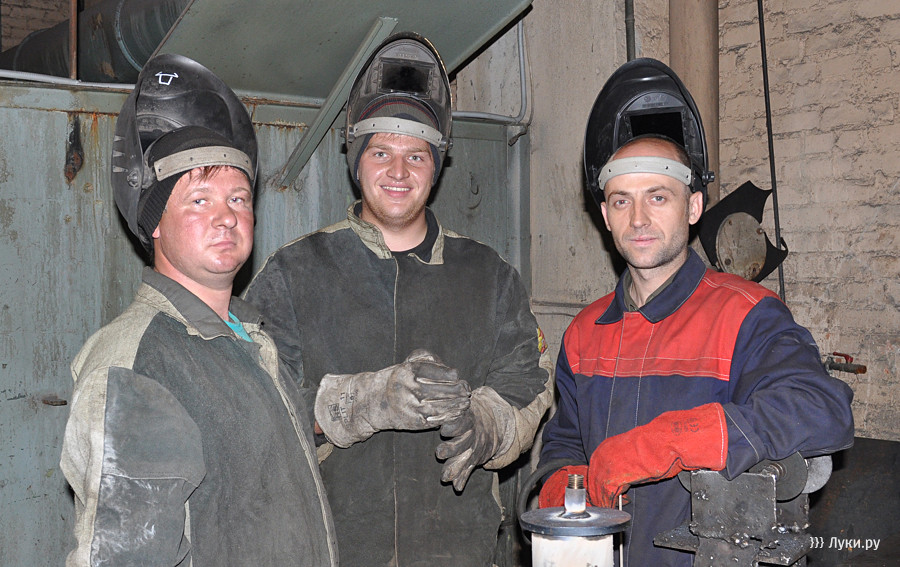 Великие сварщики. Сварщики великие луки. Сварщик. Сварщик частично механизированной сварки наплавки. Алитер-акси колпино.