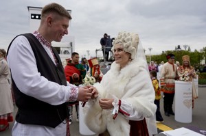 Пара из Пскова сыграла необычную свадьбу
