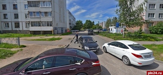 Чья чудесная коляска въехала во двор. Загородить проезд во двор. Чья чудесная коляска въехала во двор. Въезд во двор. Шлагбаум во дворе.
