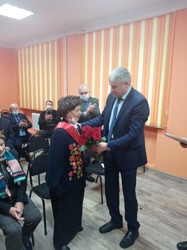 Мария Сизова получила удостоверение «Почётный гражданин Великолукского района»