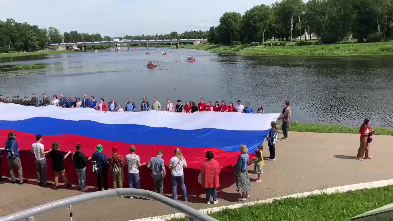 Огромный флаг России развернули в Великих Луках – Новости – Великие Луки.ру