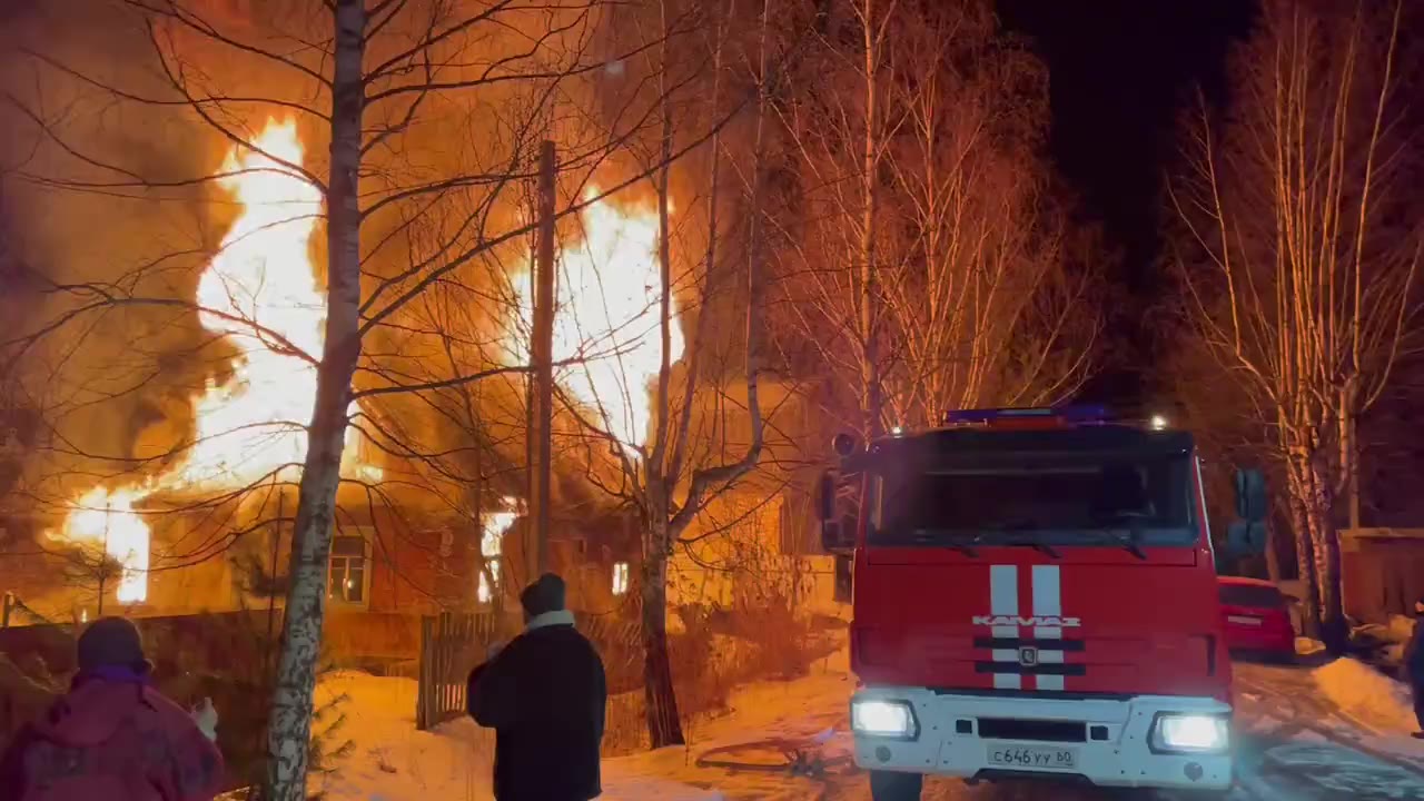 В Великих Луках пожарные тушили пожар в нежилом доме – Новости – Великие  Луки.ру