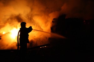 «Ждите сегодня сюрприз»: В Псковской области мужчина после ссоры пытался сжечь сожительницу и её семью