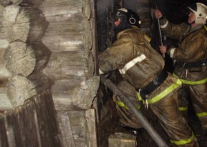 10 человек тушили ночью пожар в Великих Луках