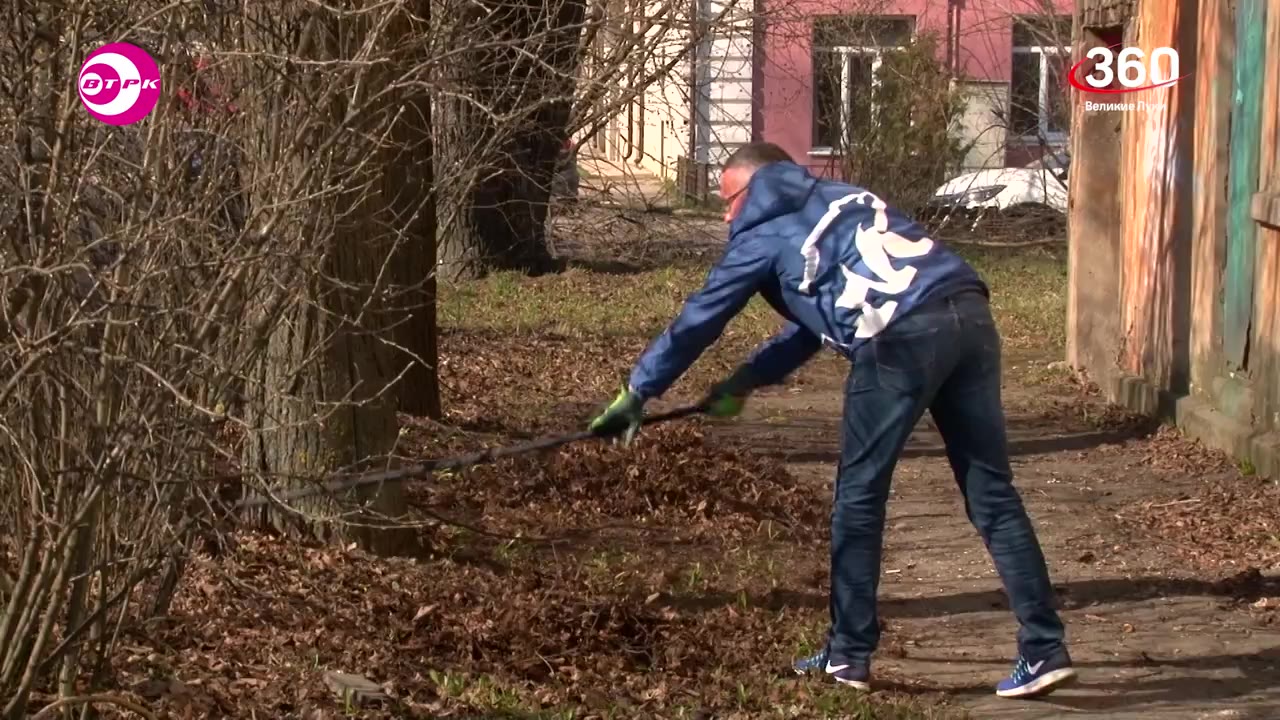 В Великих Луках прошел субботник в сквере на проспекте Гагарина ...