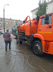 Затоплены улицы: Непогода не прошла бесследно в Великих Луках