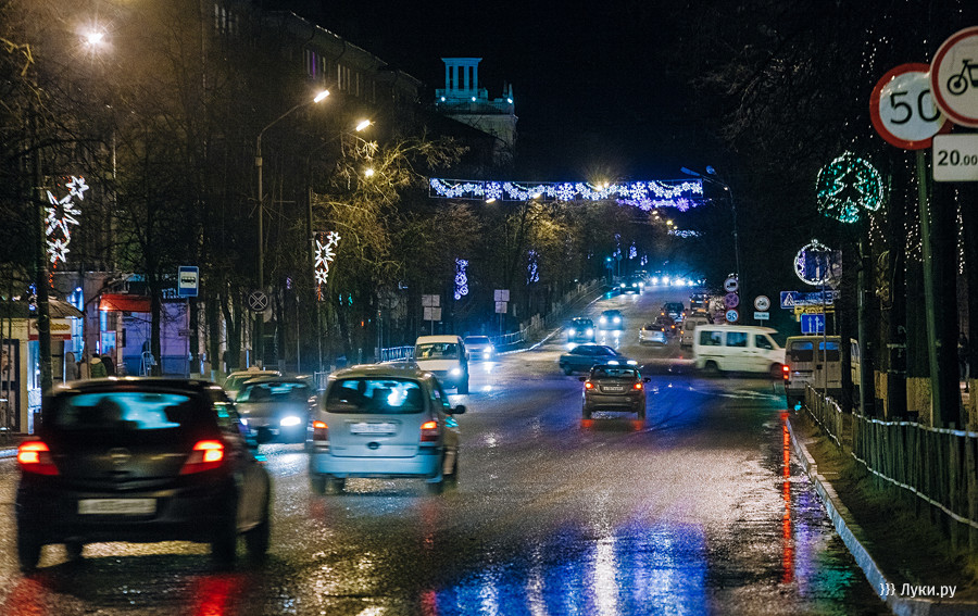 Проспект великие луки. Новогодние украшения города Великие Луки. Великие Луки центр фото новый год. Великие Луки новогодние украшения города плохо. Набережная Великие Луки как украсили на новый год.