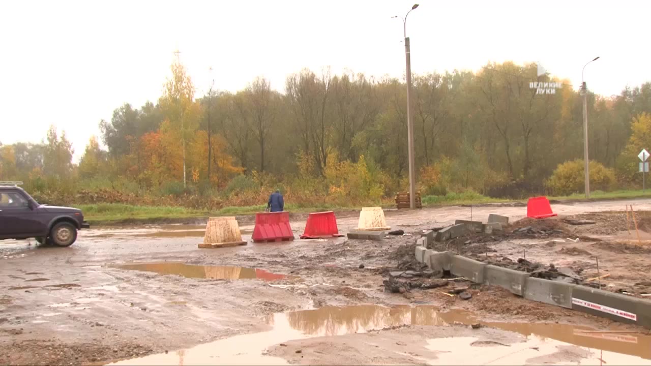 В Великих Луках продолжается строительство новой дороги – Новости – Великие  Луки.ру