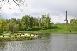 Кеуде татуировкасы бар порножұлдыз