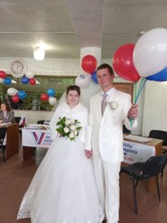 Молодожены из Псковской области пришли на избирательный участок в день бракосочетания