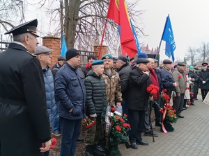 Великолучане почтили память героев-десантников