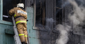9 человек тушили пожар в Великих Луках