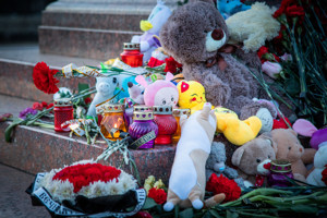 В Великих Луках почтили память жертв теракта в Подмосковье