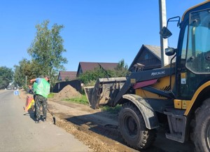 В Великих Луках ремонтируют тротуар на улице 3-й Ударной Армии