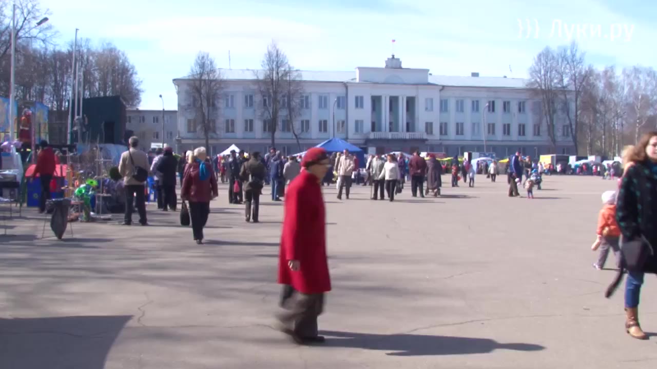 На площади Ленина прошла торговая ярмарка «Весна 2015» – Новости – Великие  Луки.ру