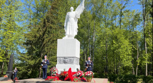 В Великих Луках прошло возложение цветов к памятным местам в День Победы