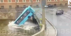 В Санкт-Петербурге пассажирский автобус упал в реку Мойка