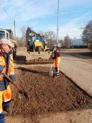 Рабочие устраняют ямы на дорогах в Великих Луках
