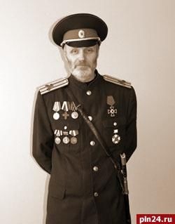 Атаман стал отыскивать в траве свою люльку. Азарьев.