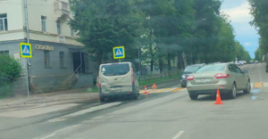 Два автомобиля не поделили дорогу на проспекте Ленина в Великих Луках