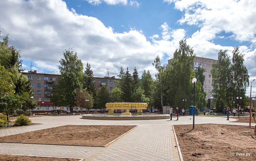 Стела город воинской славы грозный. Площадь ленина города великие луки. Площадь великие луки. Площадь калинина великие луки. Площадь юбилейная великие луки.