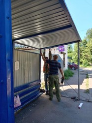 В Великих Луках приводят в порядок поврежденные вандалами остановки