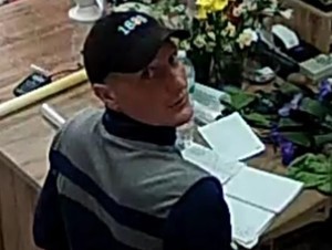 Полицейские установили личность мужчины, который украл деньги в цветочном магазине