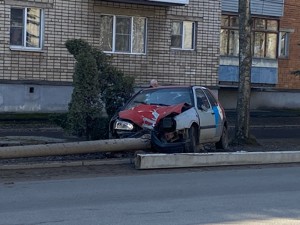 На проспекте Гагарина разноцветная легковушка сбила столб