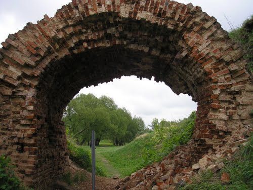 Великолукская крепость великие луки. Ворота крепость Великие Луки. Западные ворота крепость Великие Луки. Ворота Великолукской крепости.