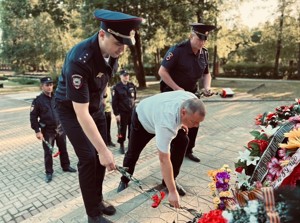 Великолукские полицейские зажгли свечи памяти