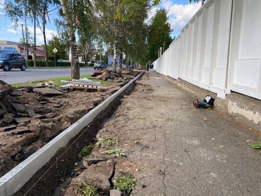 В Великих Луках начался ремонт тротуара на проспекте Октябрьском ...