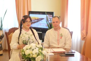 Великолукские молодожены сыграли свадьбу в славянском стиле