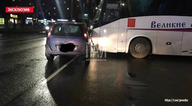 Автобус с надписью «Великие Луки» попал в крупное ДТП в Пскове ...