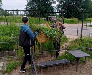 В Великих Луках приводят в порядок кладбища к празднику Святой Троицы